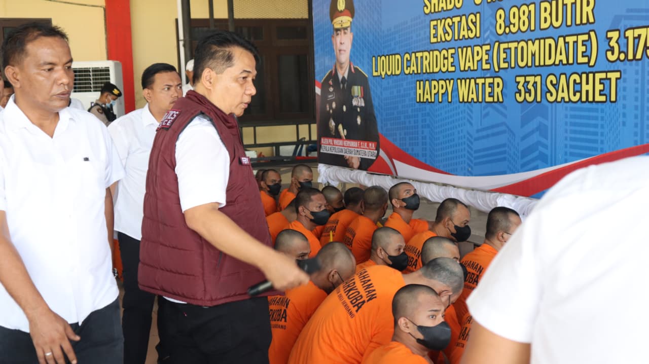 Kapolresta Deli Serdang bersama Bupati saat pemusnahan barang bukti narkoba hasil pengungkapan 150 kasus periode Januari–April 2026.