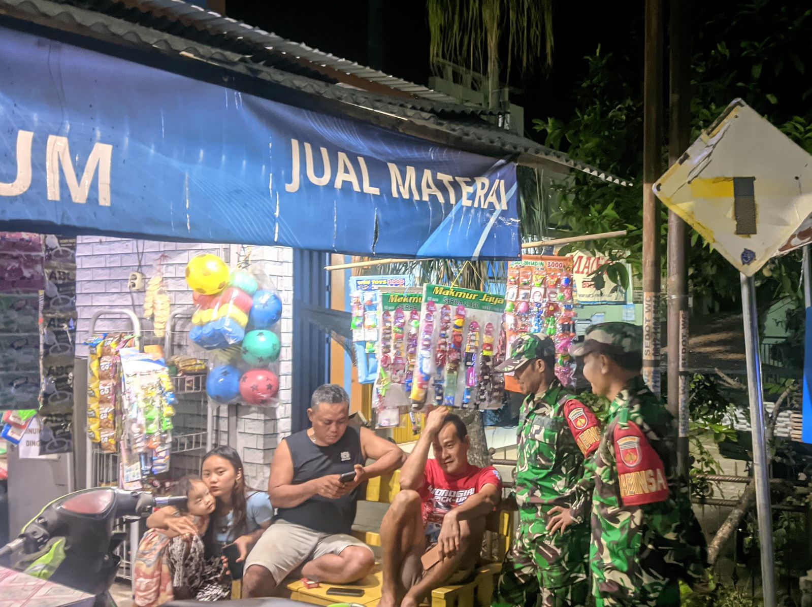 Babinsa Koramil 21/Bulukerto melaksanakan patroli malam bersama warga untuk menjaga keamanan lingkungan di Wonogiri.