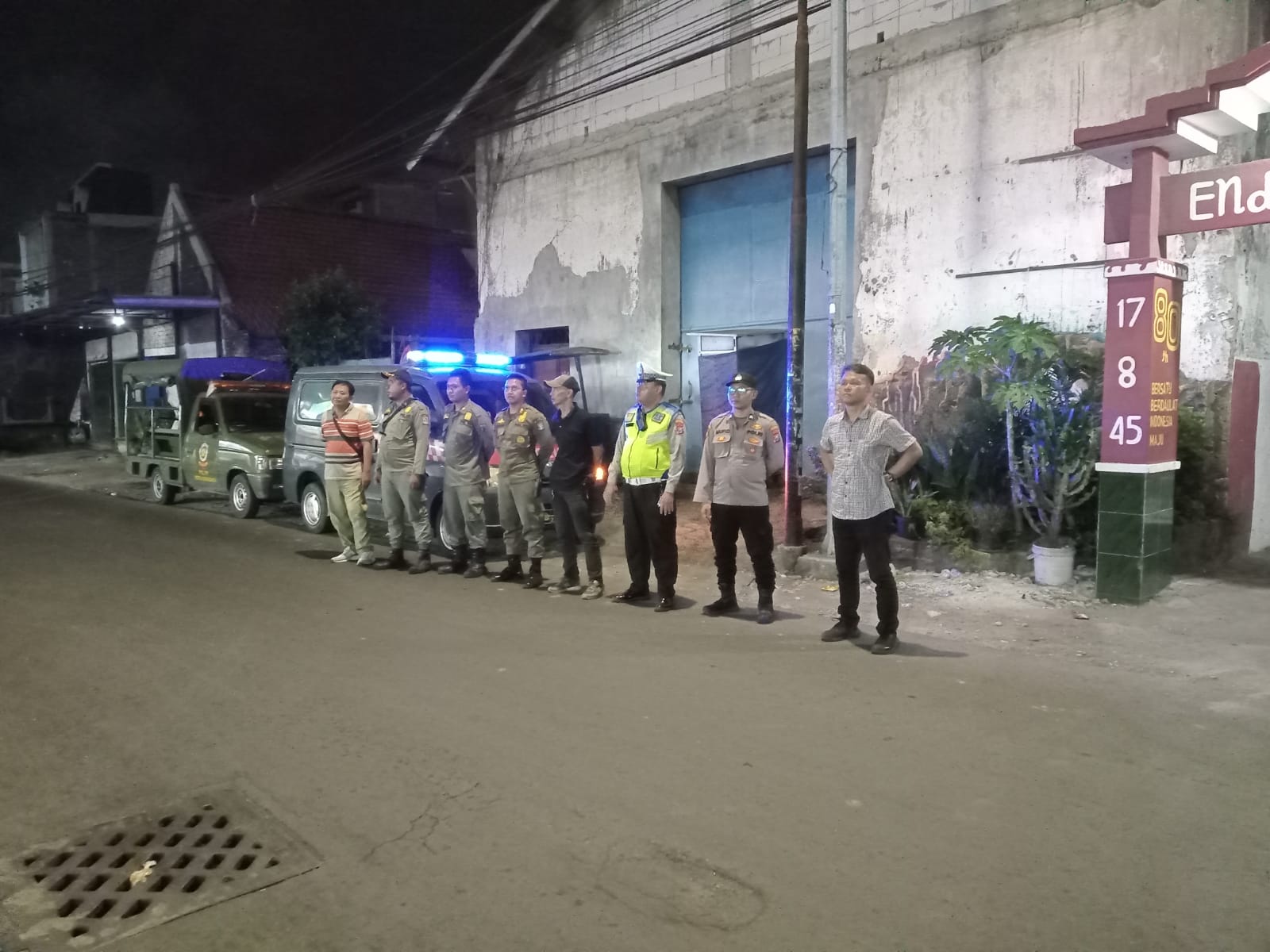 Petugas Polsek Semampir melakukan patroli harkamtibmas untuk menjaga keamanan wilayah Surabaya Utara.