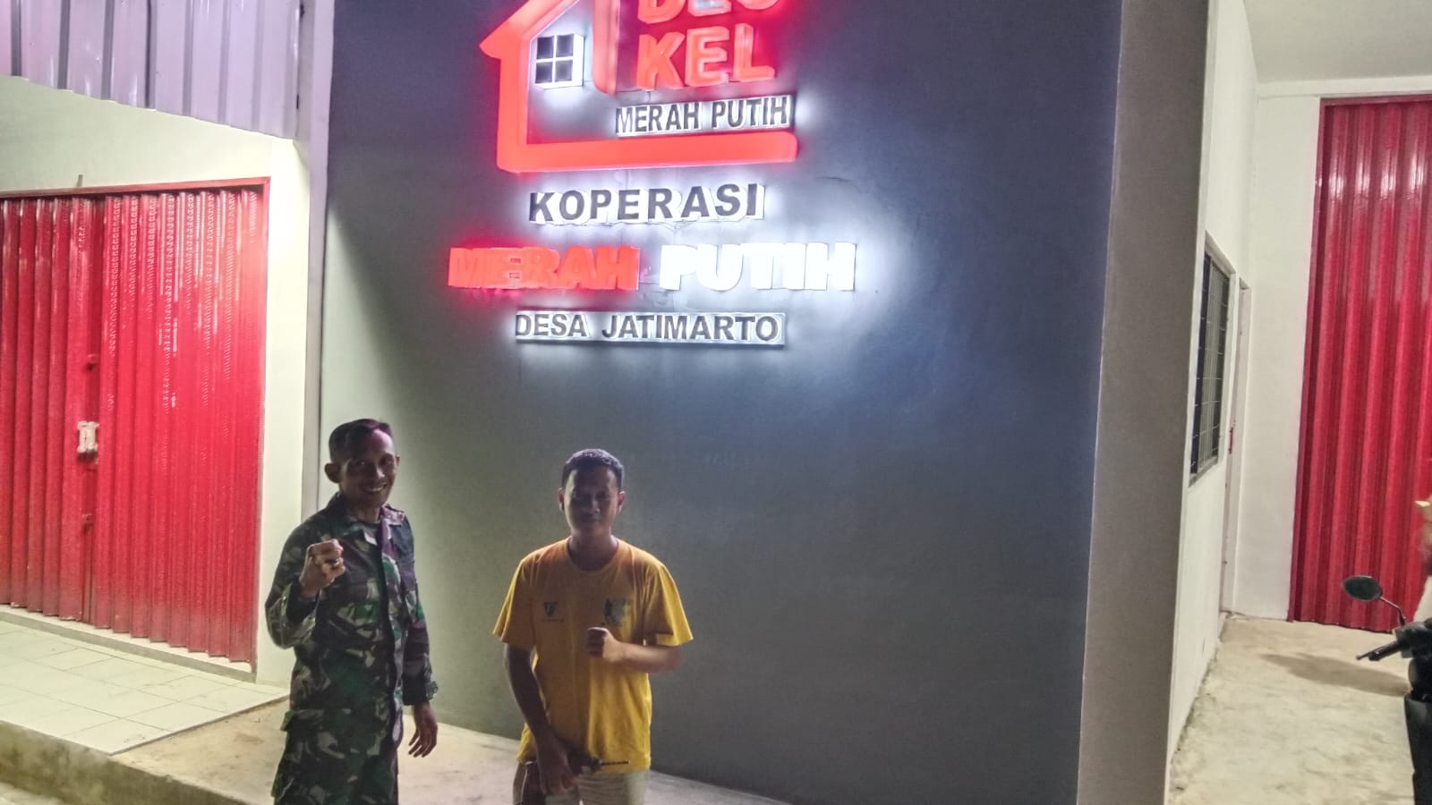 Serda Ali Maksum bersama anggota Koramil 03/Ngadirojo saat melaksanakan patroli malam di obyek vital Kecamatan Ngadirojo, Wonogiri.