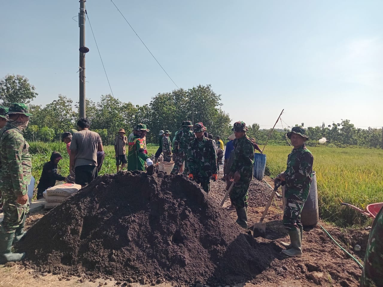 Warga Kauman dan Satgas TMMD Sengkuyung Tahap II Boyolali kompak mempercepat pengecoran jalan desa melalui gotong royong.