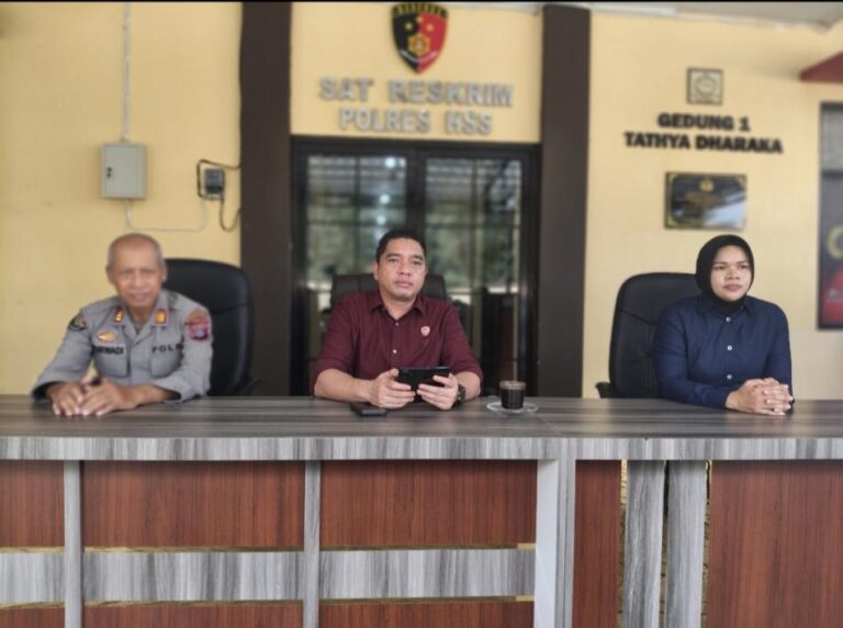 Kasatreskrim Polres HSS Iptu May Pelly Manurung saat memberikan keterangan terkait penanganan kasus dugaan pungli melibatkan empat kepala desa.