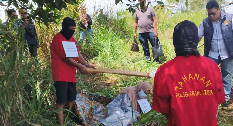 Reka ulang adegan pembunuhan Ustazah Hasanah di Sungai Ulin, Banjarbaru.