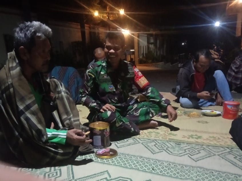 Serda Supriyadi saat patroli humanis dan komsos bersama warga Desa Rembun.
