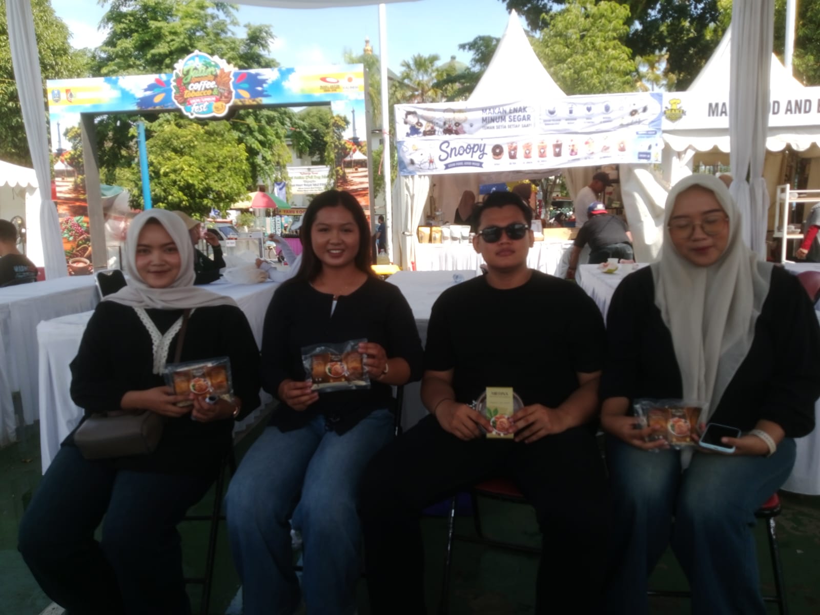 Mahasiswa Polije memperkenalkan produk Miona berbahan limbah kulit singkong yang mendapat apresiasi MAKI Jatim sebagai inovasi UMKM hijau.