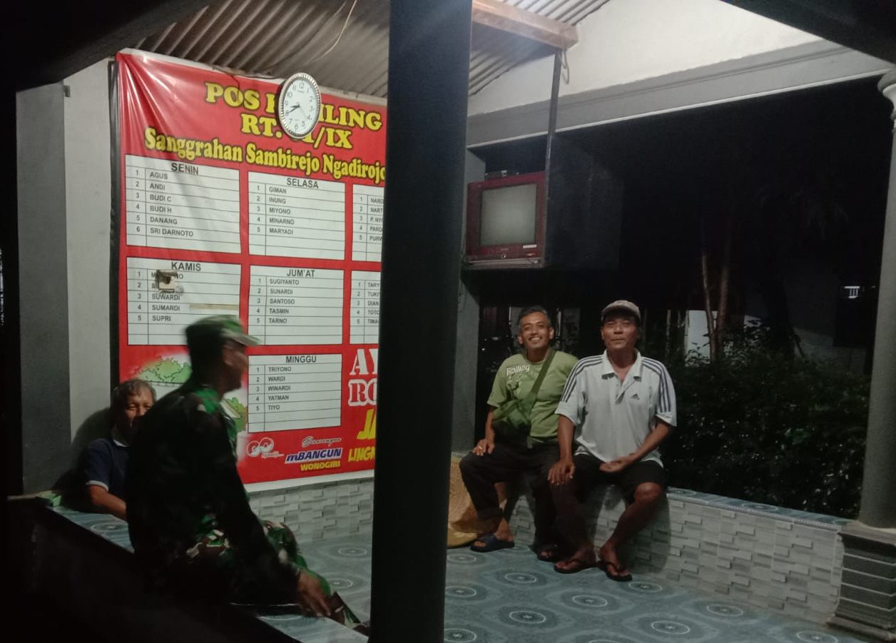 Mulyanto melaksanakan patroli malam di wilayah Sanggrahan, Ngadirojo Kidul, Wonogiri, untuk menjaga keamanan lingkungan.