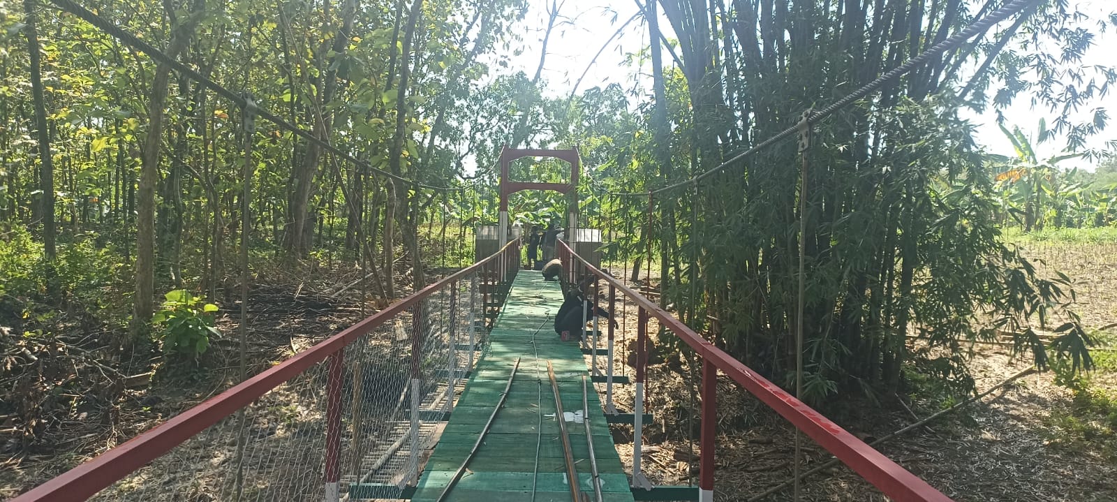 Warga dan pekerja bergotong royong menyelesaikan pembangunan Jembatan Merah Putih di Desa Cerme, Boyolali.