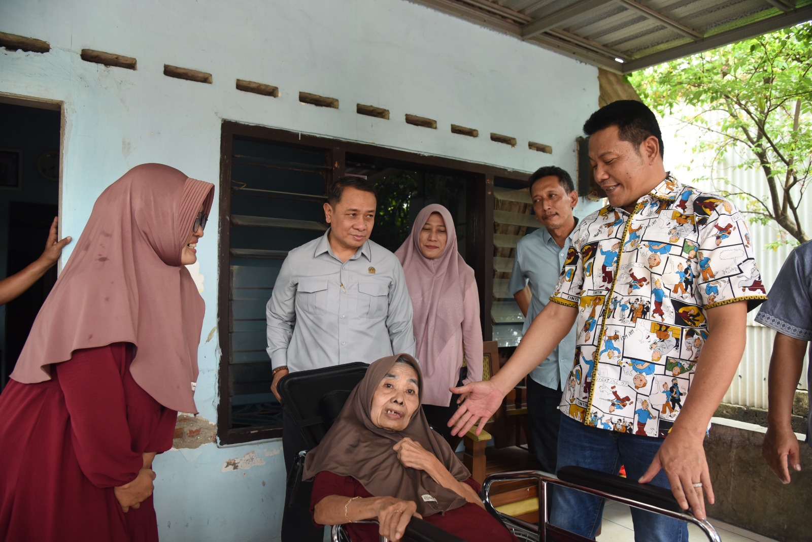 Subandi meninjau kondisi rumah tidak layak huni milik warga di Desa Candinegoro, Wonoayu, Sidoarjo.
