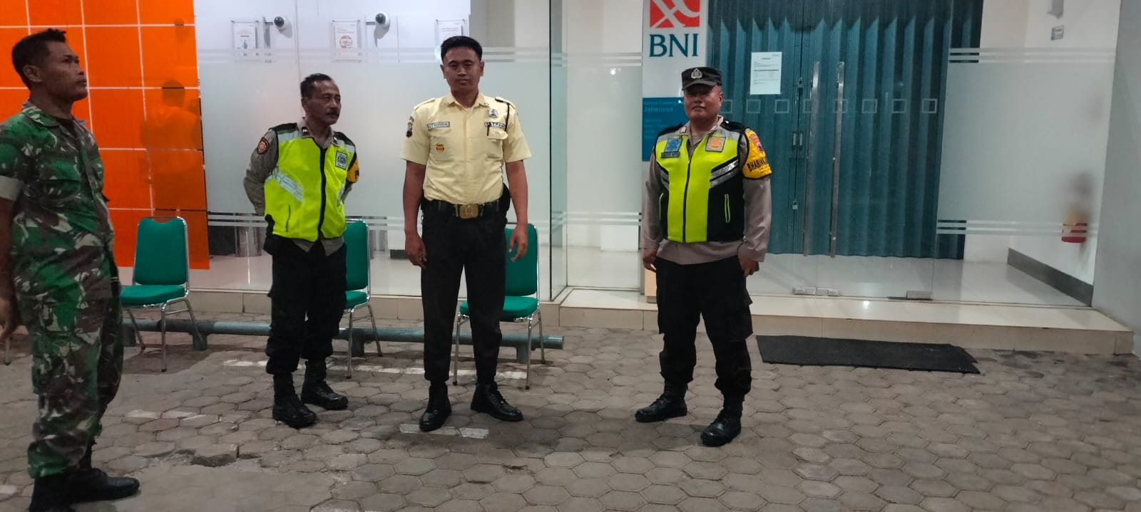 TNI–Polri melaksanakan patroli malam di Jatisrono untuk menjaga situasi tetap aman dan kondusif.
