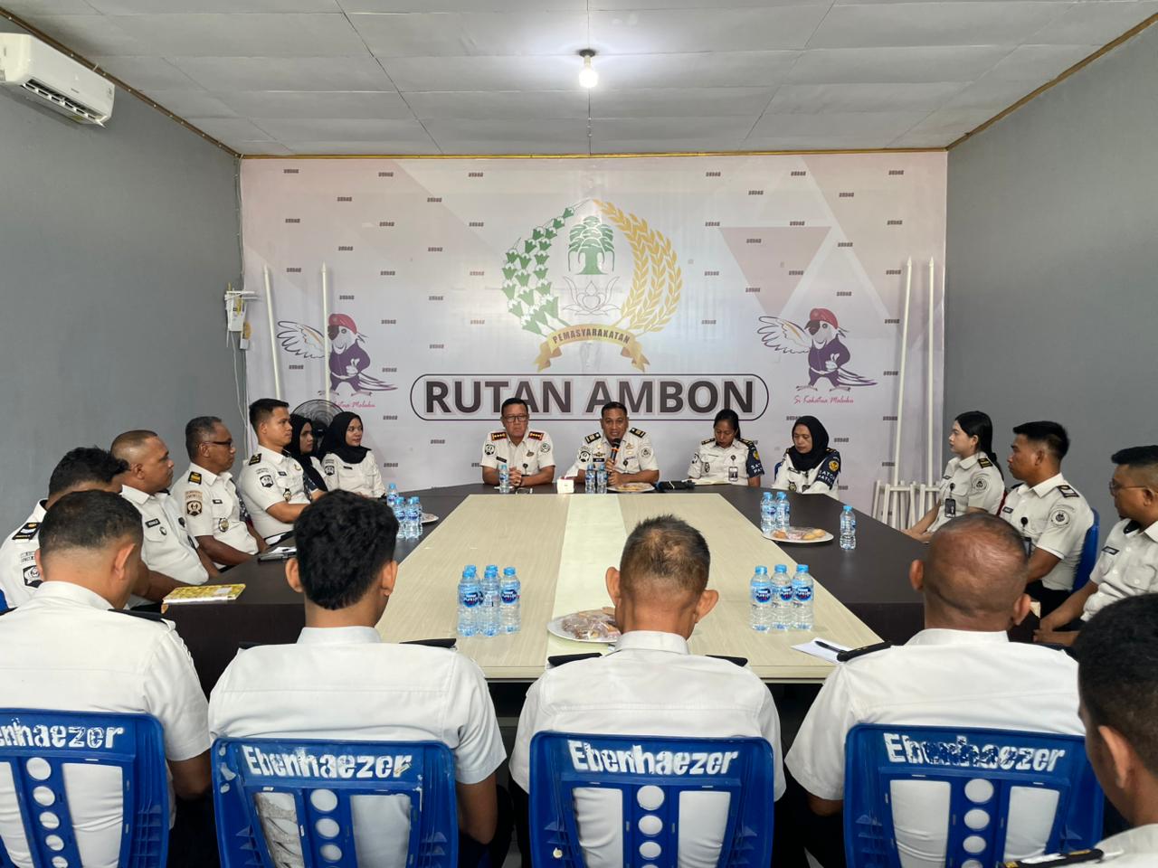 Kalapas Ambon memberikan pengarahan kepada jajaran Rutan Ambon untuk meningkatkan pelayanan PRIMA.