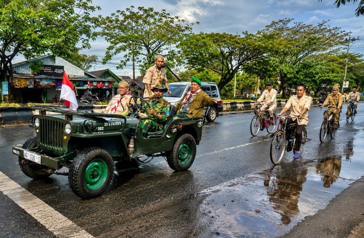 Peserta kirab sepeda onthel pejuang beristirahat di kampus UNUKASE Banjarmasin sebelum melanjutkan perjalanan.