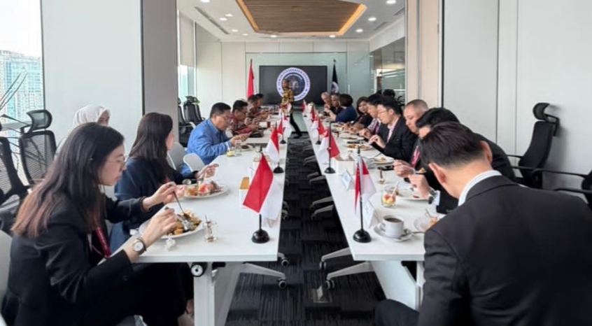 Delegasi Law Society of Singapore dan jajaran DePA-RI usai audiensi dan diskusi kerja sama hukum di Jakarta.