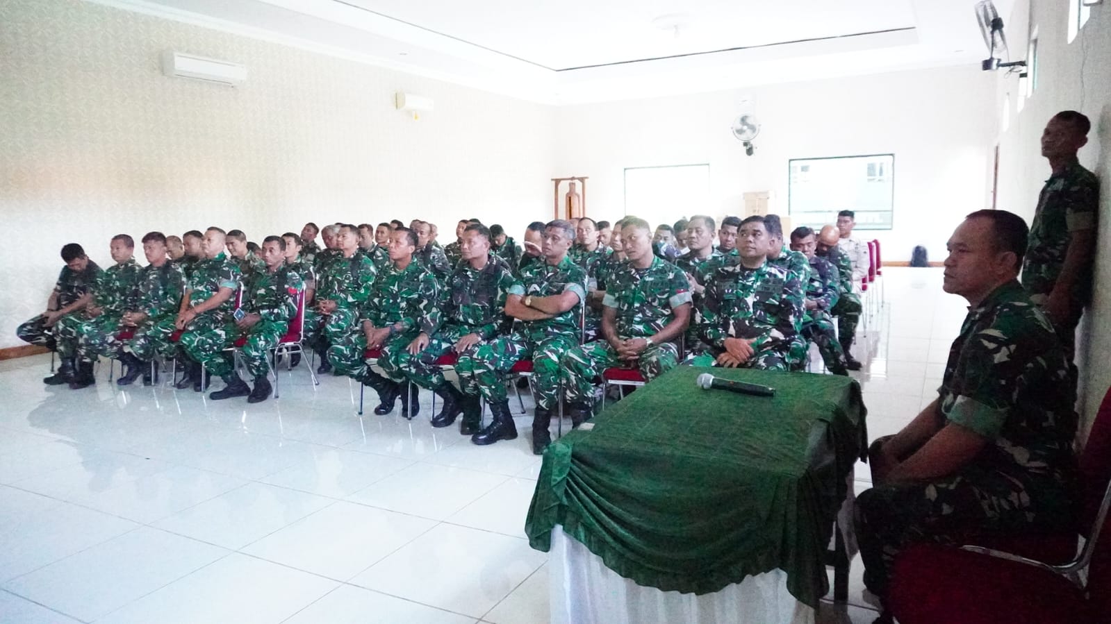 Personel Kodim 0724/Boyolali mengikuti penyuluhan kesehatan tentang bahaya dan pencegahan Hanta Virus di Aula Makodim Boyolali.