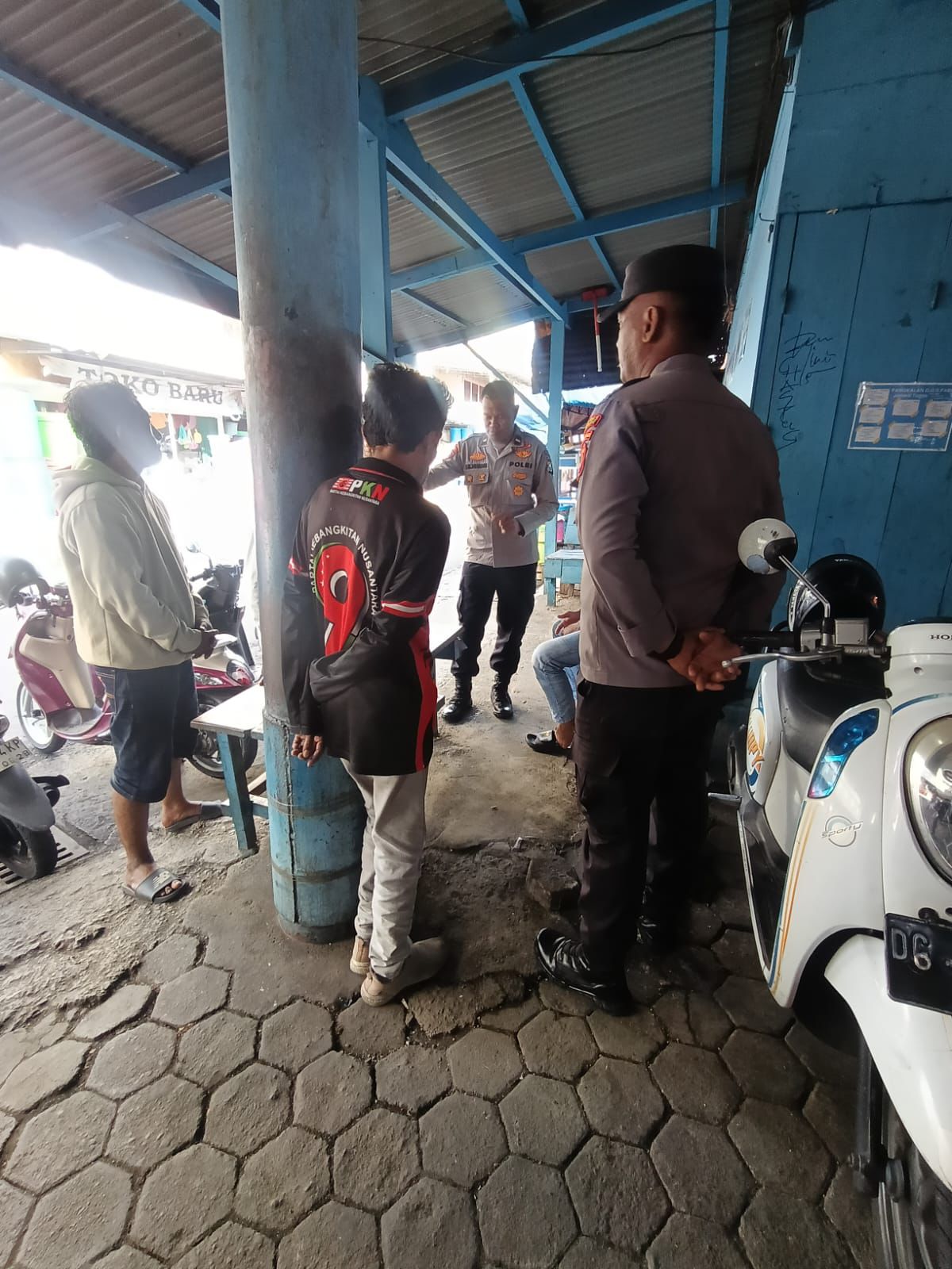 Personel Polres Ternate berdialog dengan warga saat kegiatan sambang kamtibmas di Ternate Selatan.