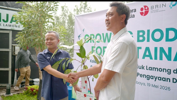 (Kiri-Kanan) Direktur Keuangan, SDM, dan Manajemen Risiko PT Terminal Teluk Lamong, Budi Satriyo & Perwakilan Tim Peneliti Kebun Raya Purworadi BRIN, Sugeng Budiharta