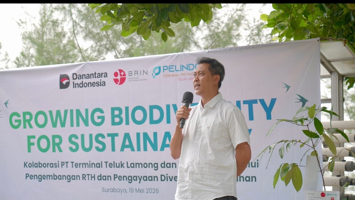 Perwakilan tim peneliti kebun raya Purwodadi BRIN, Sugeng Budiharta dan direktur operasi PT terminal teluk Lamong Muhammad syukur menyampaikan tentang pelestarian lingkungan melalui program biodiversitas.