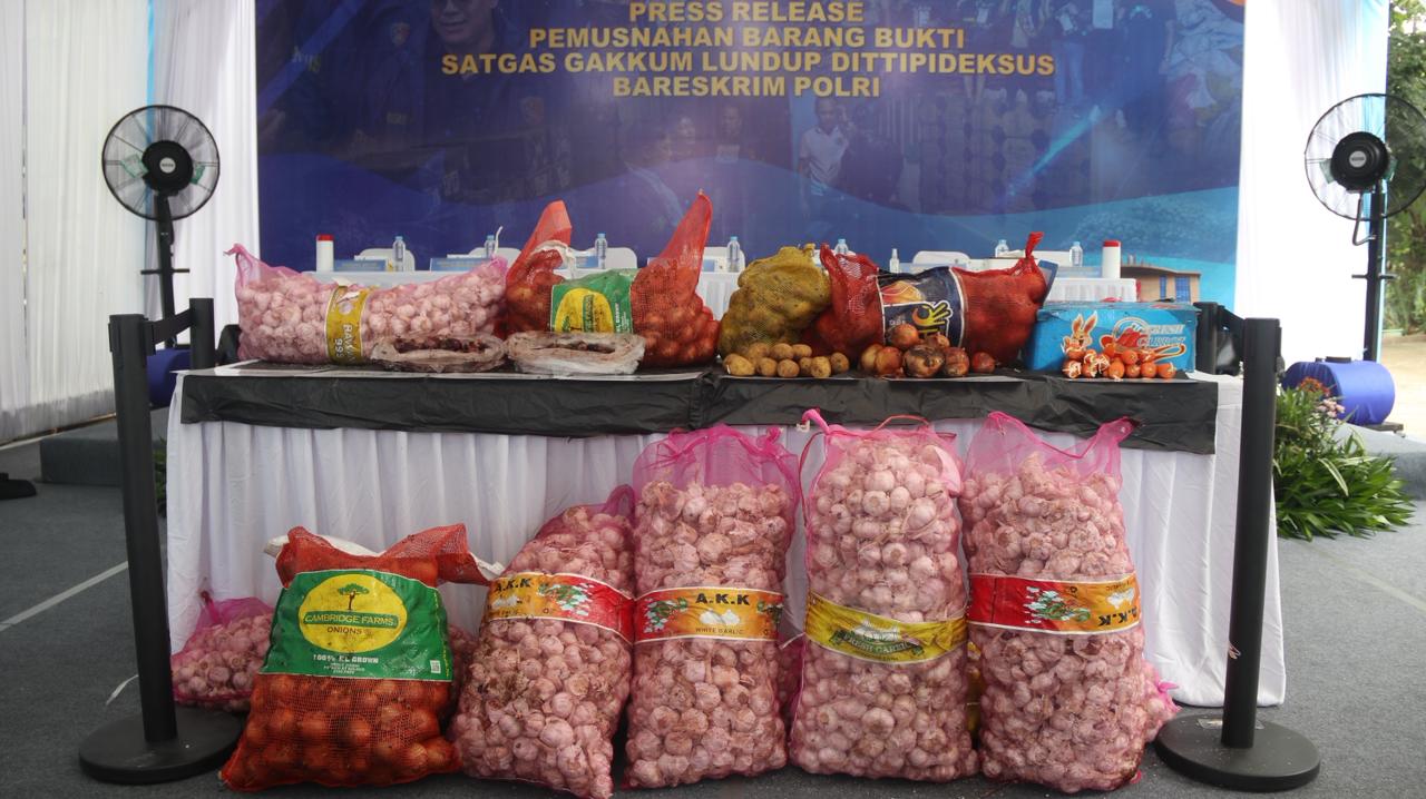 aparat memusnahkan bawang putih sebanyak 9.680 kilogram, bawang bombai 7.340 kilogram, bawang merah 2.193 kilogram, dan bawang beri sebanyak 1.719 kilogram.