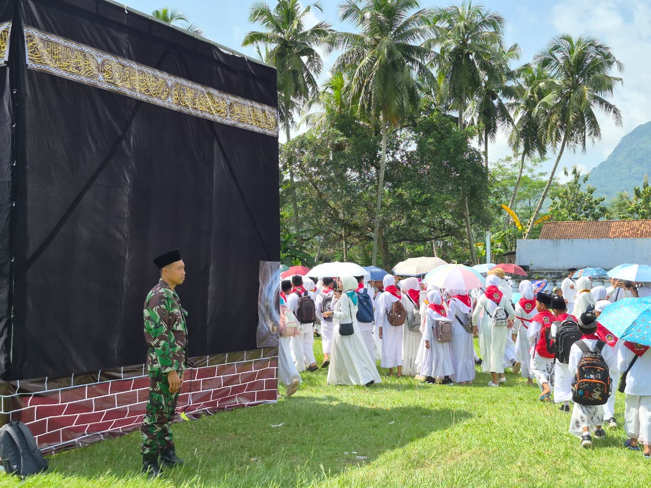 Babinsa Koramil 0806-05/Kampak Sertu Sudibyo mengatakan kegiatan manasik haji memiliki nilai edukasi yang sangat baik bagi anak-anak sekolah dasar. Menurutnya, kegiatan tersebut bukan hanya mengenalkan tata cara ibadah haji, tetapi juga mengajarkan nilai kebersamaan dan akhlak yang baik dalam kehidupan sehari-hari