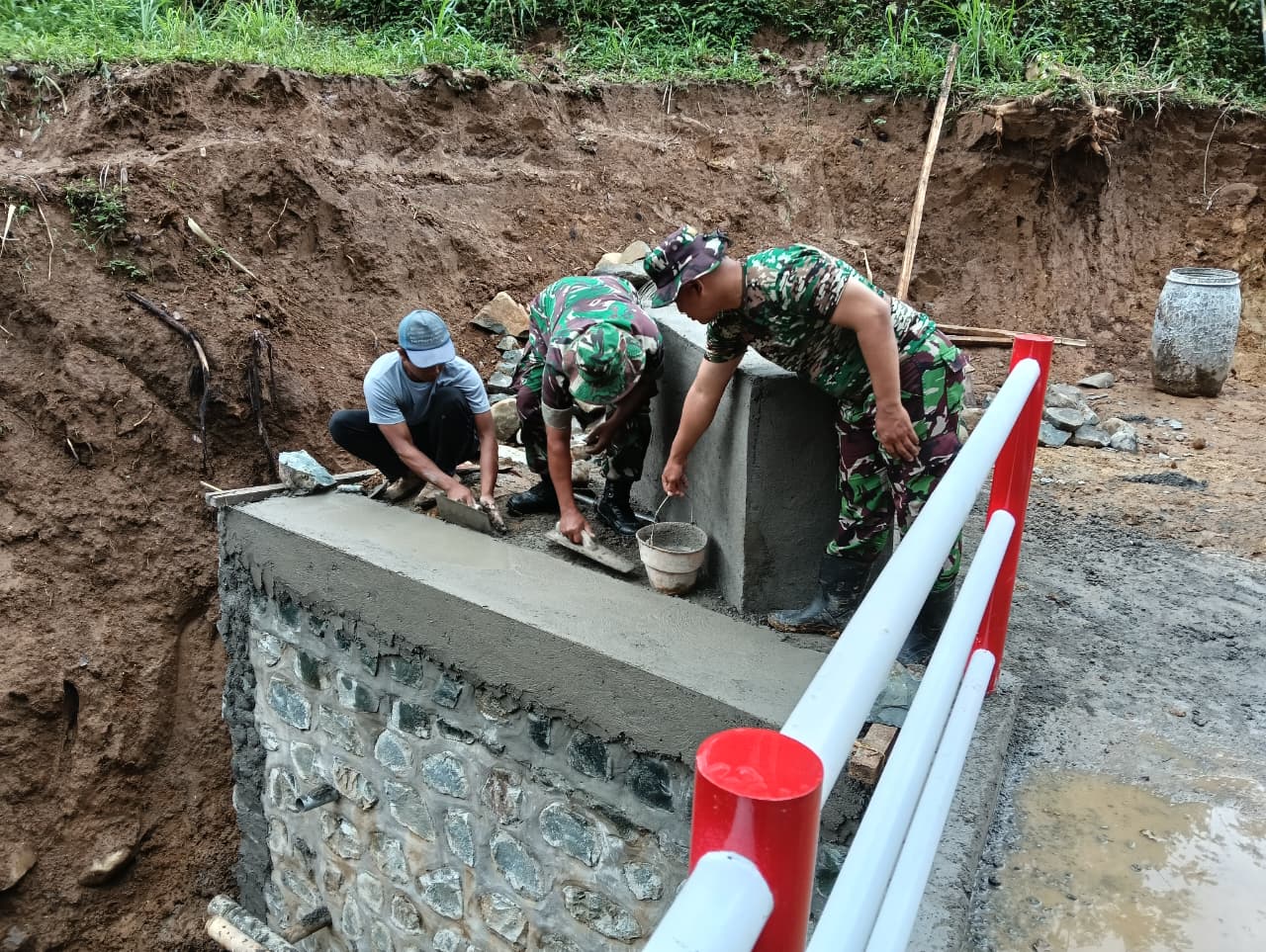 Menurut Sertu Bambang Purwadi, progres pekerjaan menunjukkan hasil yang menggembirakan. Setiap tahapan dikerjakan secara teliti agar kualitas jembatan benar-benar memenuhi standar kekuatan dan keamanan.