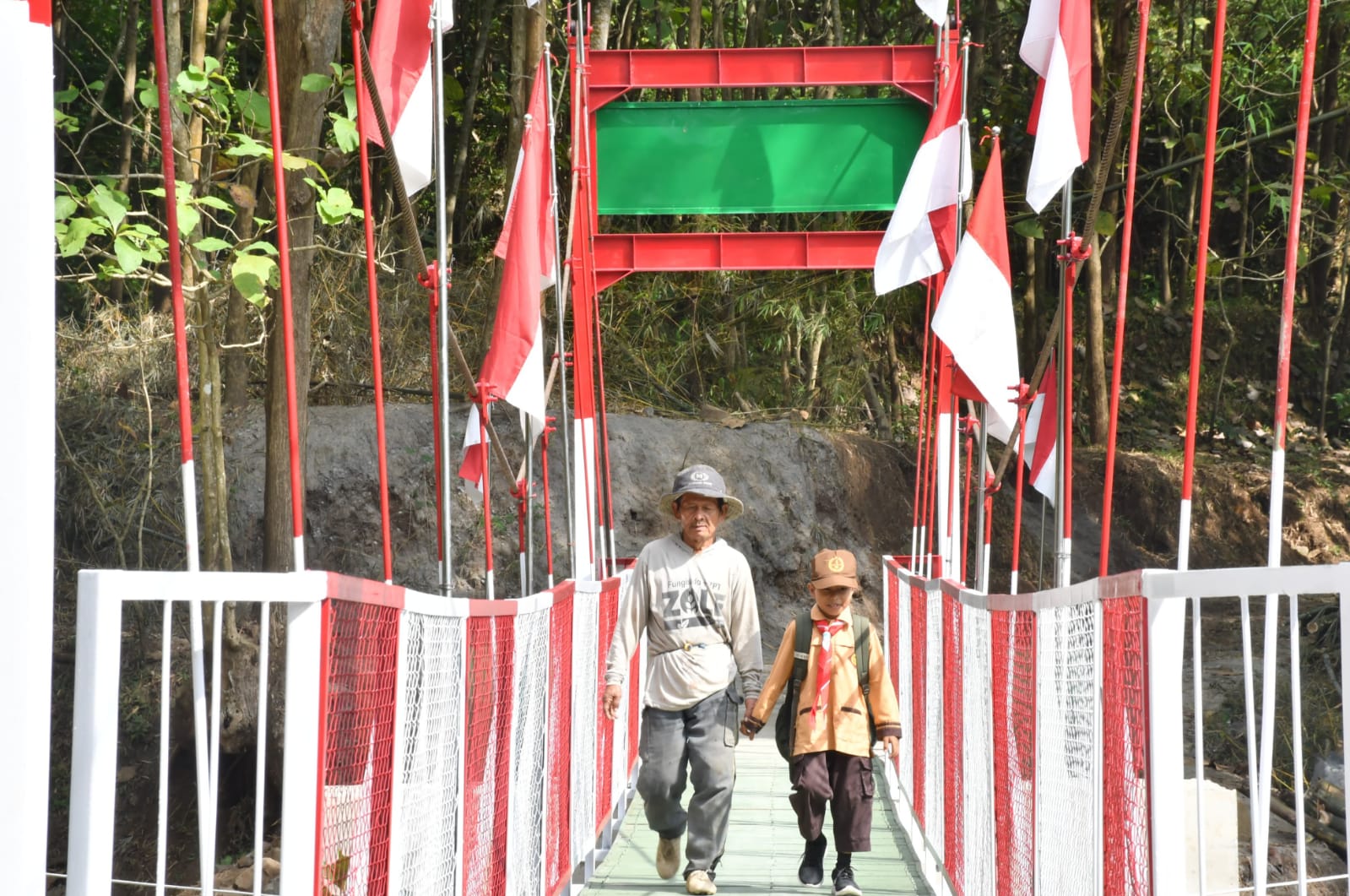 Pada tahap ini, sebanyak empat Jembatan Garuda dibangun di wilayah Ponorogo, yakni di Kecamatan Bungkal, Sambit, Jambon, dan Slahung. Tiga dari empat jembatan itu kini telah rampung 100 persen, sementara satu jembatan di Desa Ngloning, Kecamatan Slahung, masih dalam tahap penyelesaian.