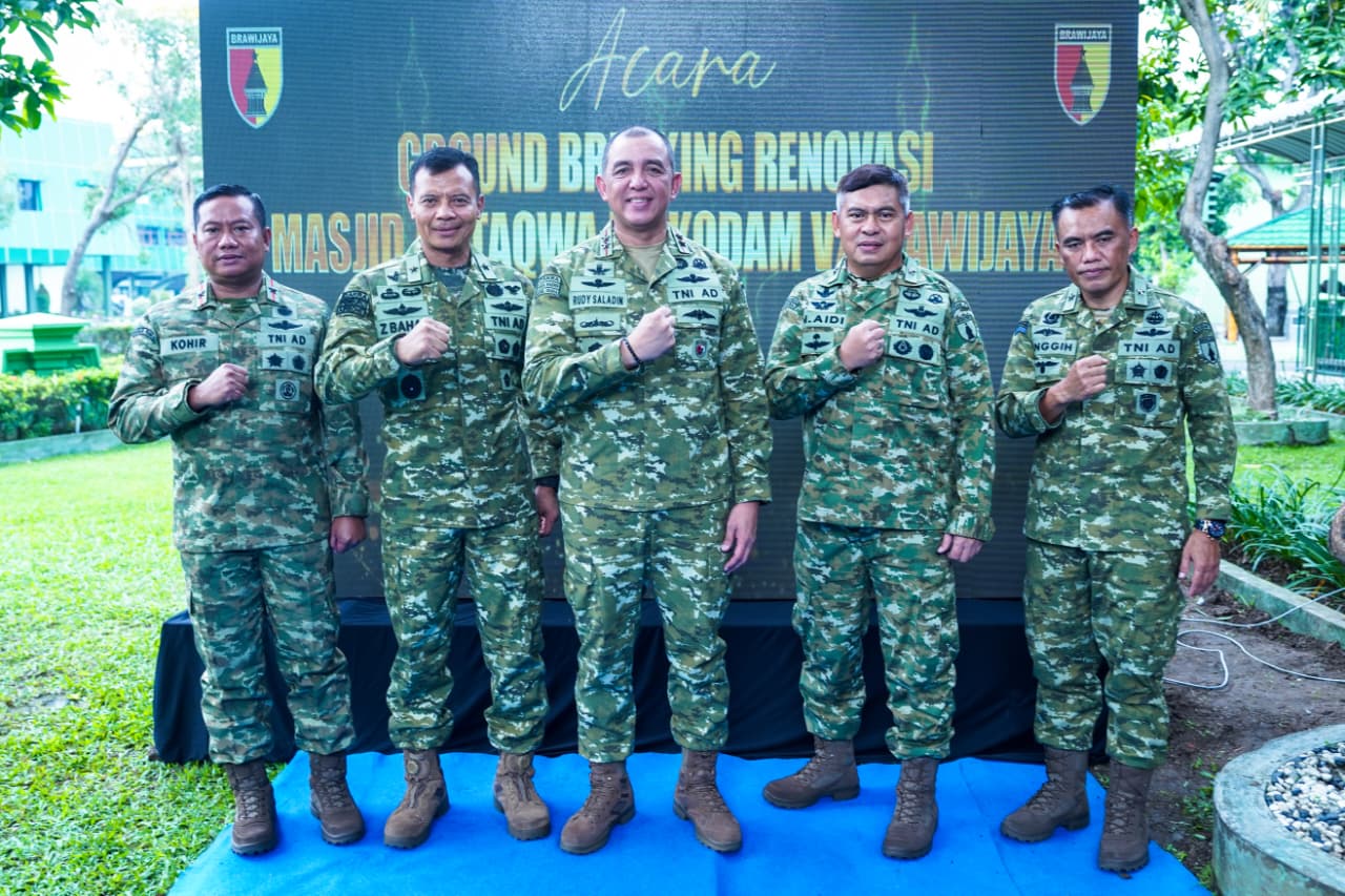 Turut hadir dalam kegiatan tersebut di antaranya Kasdam V/Brawijaya Brigjen TNI Zainul Bahar, S.H., M.Si., Irdam V/Brawijaya Brigjen TNI Muhammad Aidi, S.I.P., M.Si., Kapoksahli Pangdam V/Brawijaya Brigjen TNI Singih Pambudi Arianto, S.I.P., M.M., Danrem 084/Bhaskara Jaya Brigjen TNI Kohir, serta sejumlah pejabat utama Kodam V/Brawijaya, para Danrem, Dandim, Danyon, dan unsur TNI AL maupun TNI AU.