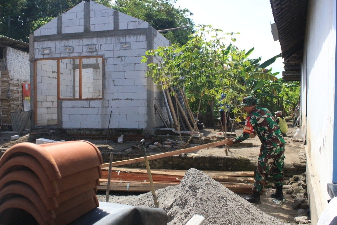 Pada Senin (18/05/2026), Danny selaku Babinsa Desa Tanjungsari anggota Koramil Tipe B 0807/02 Boyolangu bersama warga setempat kembali melanjutkan proses renovasi rumah Mbah Kemi. Kegiatan hari ini difokuskan pada pemasangan balok-balok kayu yang akan digunakan sebagai rangka atap rumah