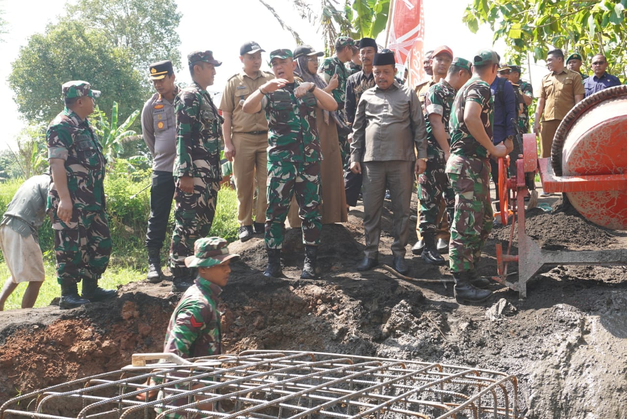 Kunjungan kerja Pangdam V/Brawijaya bertujuan memastikan pembangunan infrastruktur strategis di wilayah pedesaan berjalan sesuai rencana serta memberikan manfaat langsung bagi masyarakat. Kehadiran jembatan tersebut diharapkan mampu meningkatkan konektivitas antardesa dan mempermudah akses warga menuju fasilitas publik, termasuk sekolah, pasar, dan layanan kesehatan