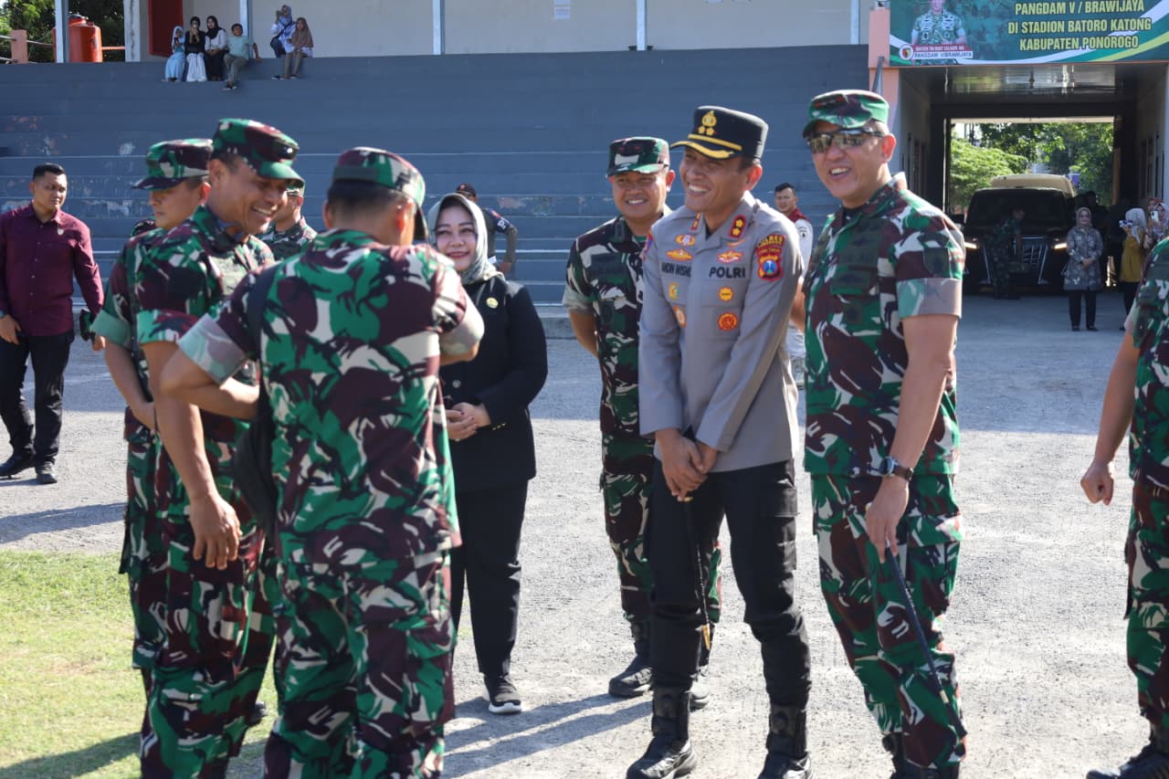 Pangdam V/Brawijaya beserta Rombongan mendarat di Stadion Batoro Katong, Kabupaten Ponorogo, dan disambut langsung oleh Forkopimda Kab