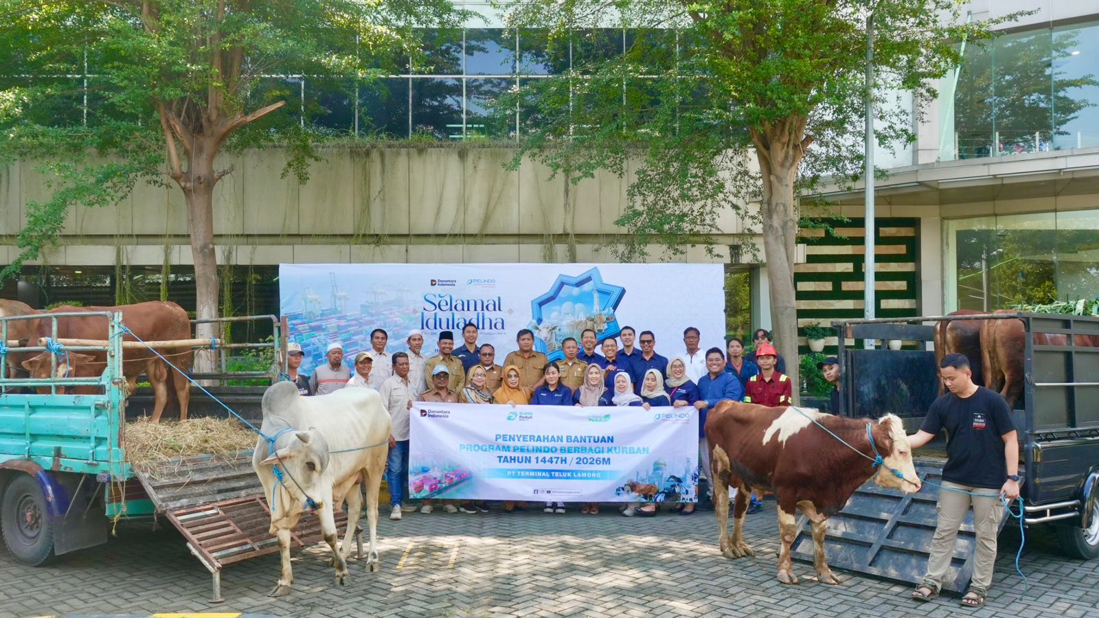 Penyaluran bantuan hewan kurban dilakukan secara simbolis di kantor PT Terminal Teluk Lamong, Selasa (26/5/2026). Kegiatan tersebut dihadiri sejumlah unsur pemerintah daerah, tokoh masyarakat, serta stakeholder yang nantinya akan mendistribusikan hewan kurban kepada warga penerima manfaat