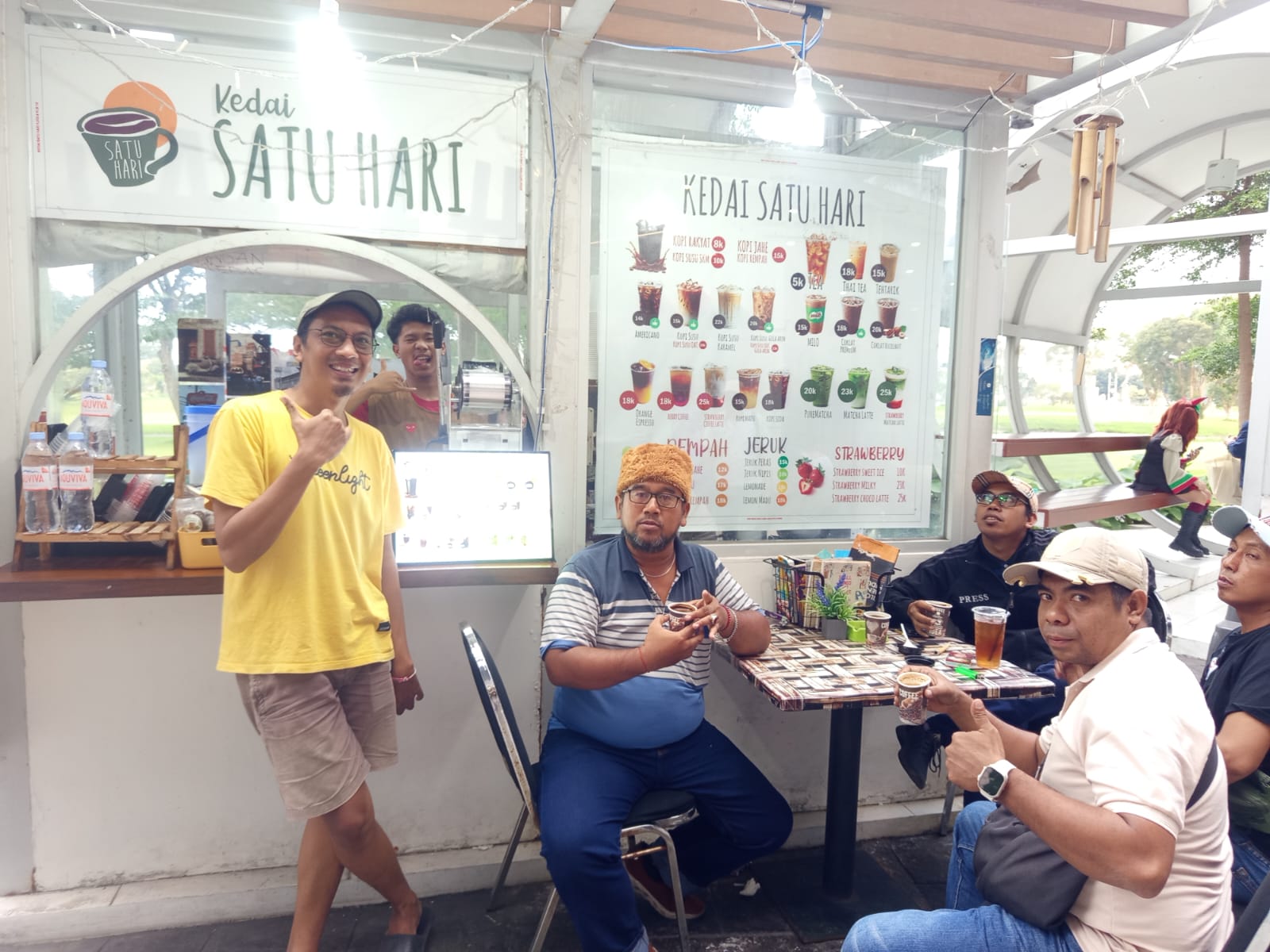Mas Windy menjelaskan bahwa usaha Kedai Satu Hari yang dikelolanya kini telah memiliki dua cabang.