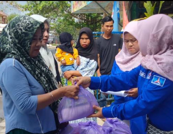 Warga antusias membeli sembako murah yang digelar DPC Partai Demokrat HSU dalam rangka HUT ke-74 Kabupaten Hulu Sungai Utara di Amuntai