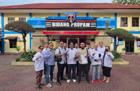 Hardep bersama tim kuasa hukum melaporkan Kompol DK ke Propam Polda Sumut terkait video viral dugaan pelanggaran.