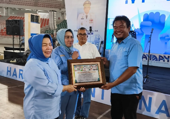 Gubernur Sumut Bobby Afif Nasution dan Kapolda Sumut Whisnu Hermawan Februanto menerima penghargaan dari buruh pada peringatan May Day 2026 di Medan.