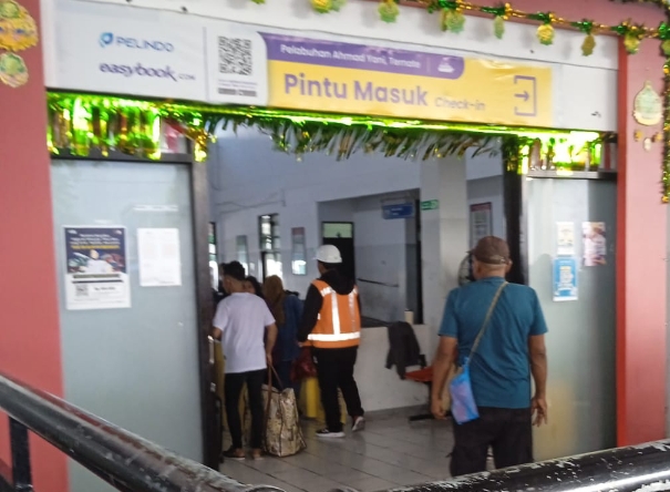 Keterangan Foto: Penumpang antre tiket di Pelabuhan Ahmad Yani Ternate di tengah keluhan maraknya praktik calo.