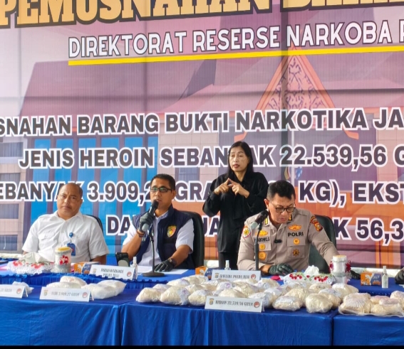 Pemusnahan barang bukti narkotika hasil pengungkapan Polda Riau hingga April 2026.