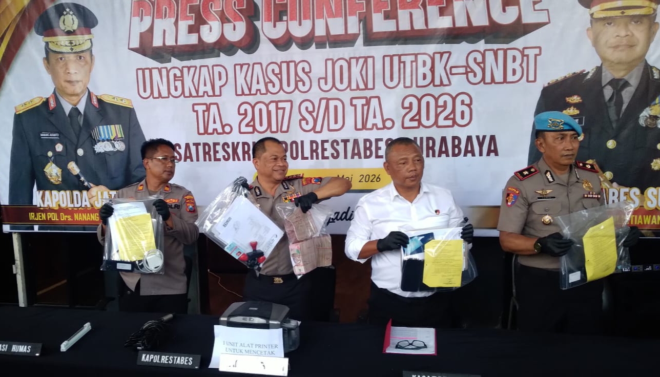 Keterangan Foto: Kapolrestabes Surabaya Kombes Pol Luthfie Sulistiawan memberikan keterangan terkait kasus sindikat joki SNBT di Surabaya.