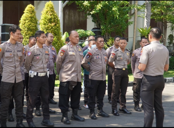 Keterangan Foto: Personel Tim Tangguh Jogoboyo Polrestabes Surabaya mengikuti pengarahan penguatan pengamanan di Lapangan B Mapolrestabes Surabaya.