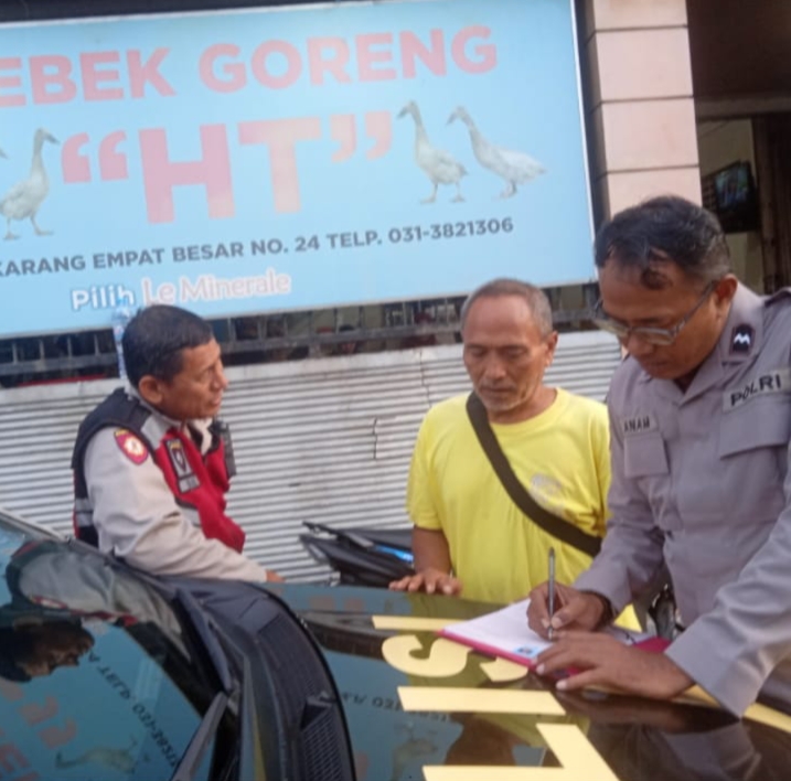 Petugas Polsek Tambaksari mendata jukir liar di kawasan Karang Empat Besar Surabaya.