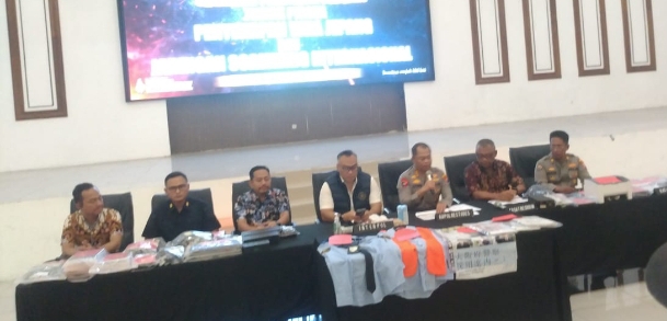Polisi mengamankan puluhan WNA saat penggerebekan rumah scamming di Surabaya.