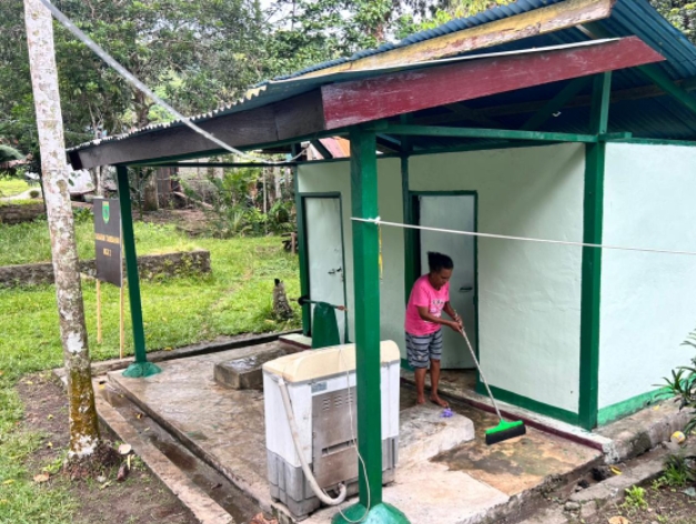 Satgas TMMD Kodim 1801/Manokwari bersama warga menyelesaikan pengecatan MCK di Kampung Tanah Rubuh.