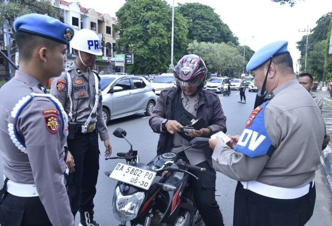 Personel Bid Propam Polda Kalsel memeriksa kelengkapan surat dan disiplin anggota saat razia Gaktibplin di Banjarbaru.