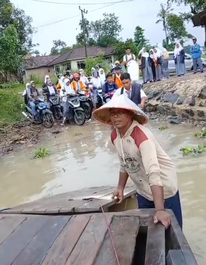 Warga menyeberangi Kali Pasir Way Bungur menggunakan perahu sederhana di Kecamatan Purbolinggo, Lampung Timur.