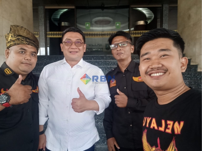 Pj Gubernur Riau bersama Sekdaprov Riau dan panitia Kenduri Akbar Melayu Nusantara usai silaturahmi di Pekanbaru.