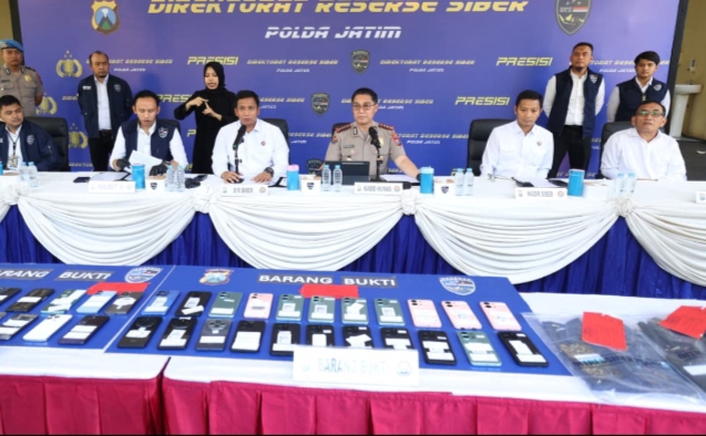 Polisi menunjukkan barang bukti dan tersangka kasus penipuan mobil online di Mapolda Jatim.