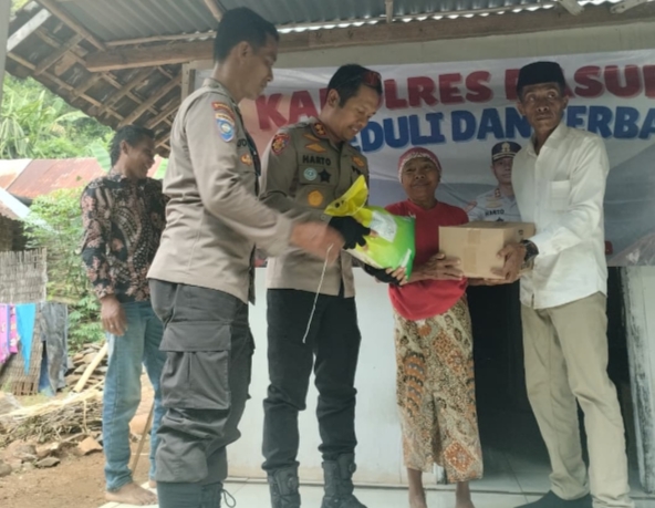 Kapolres Pasuruan menyerahkan bantuan sosial kepada warga di Kecamatan Pasrepan.