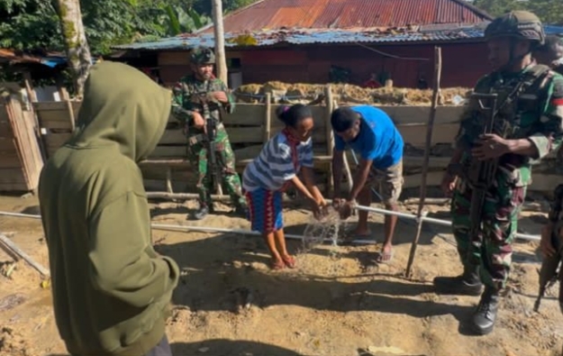 Satgas Yonif 763/SBA bersama Babinsa Kodim 1807 Sorong Selatan saat membangun sumur bor di Kampung Arsim.