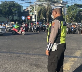 Personel Polsek Tambaksari mengatur arus lalu lintas saat Pos Akhir di Kedung Cowek, Surabaya.