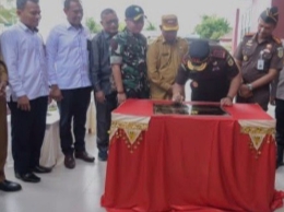 Kajati Aceh Yudi Triadi meresmikan kantor baru Kejari Simeulue di Sinabang.