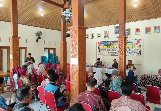 Warga mengikuti penyuluhan KDRT dalam program TMMD Kodim 0725/Sragen bersama narasumber dari Kejaksaan.