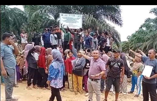 Warga adat Luat Unterudang menyampaikan tuntutan penegakan hukum dalam konflik lahan dengan PT Barapala di Padanglawas.